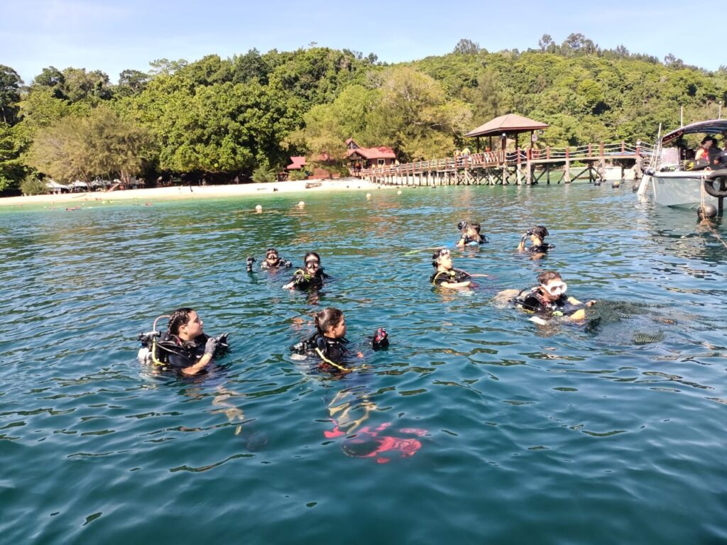 Getting ready for the first clean up with Bubbles of Hope and Scuba Junkie 