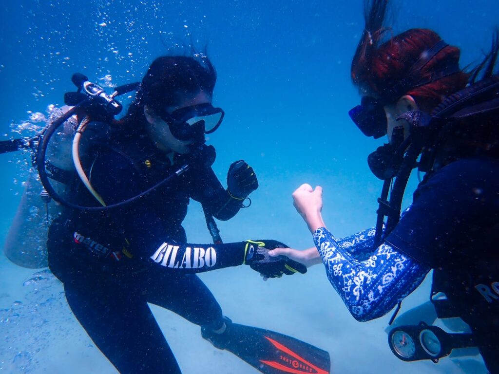 Rock, paper, scissors - intenational reef cleanup day
